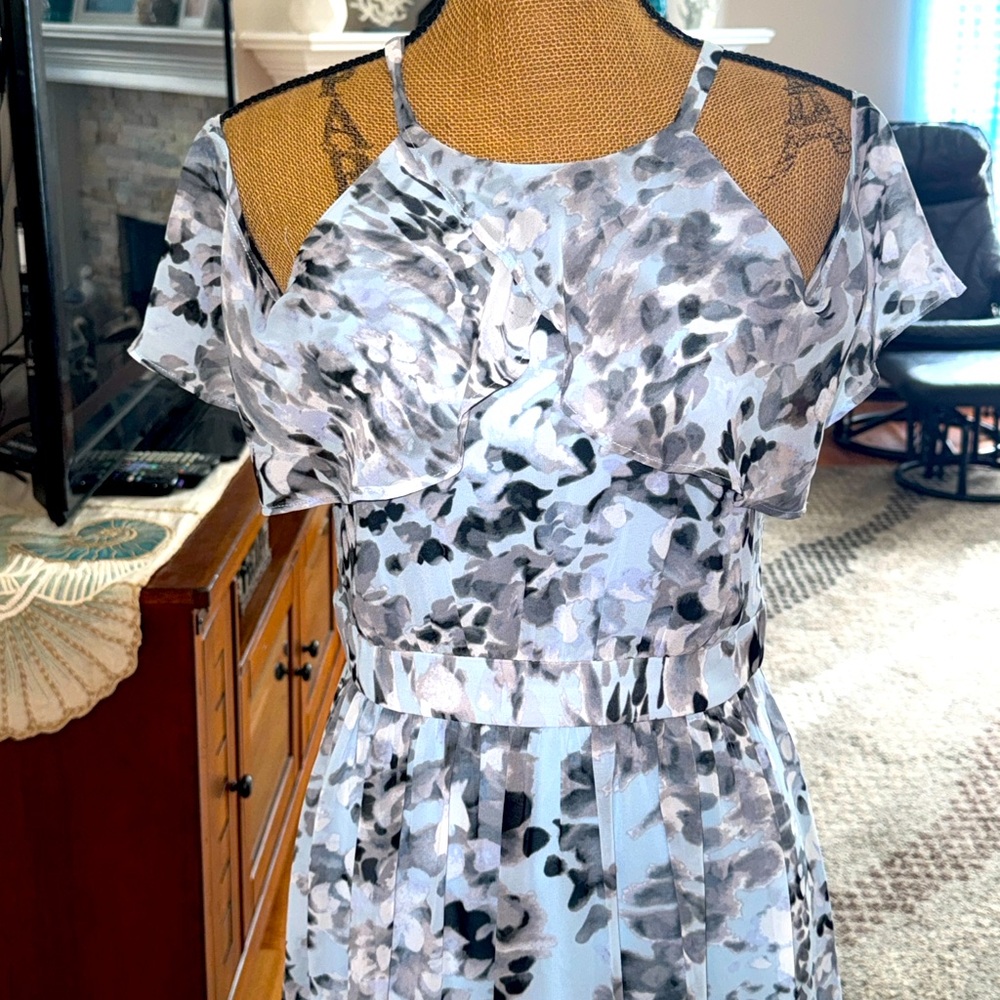 Vince Camuto blue/gray floral cold shoulder halter lined ruffle maxi dress sz 8 - Picture 5 of 11